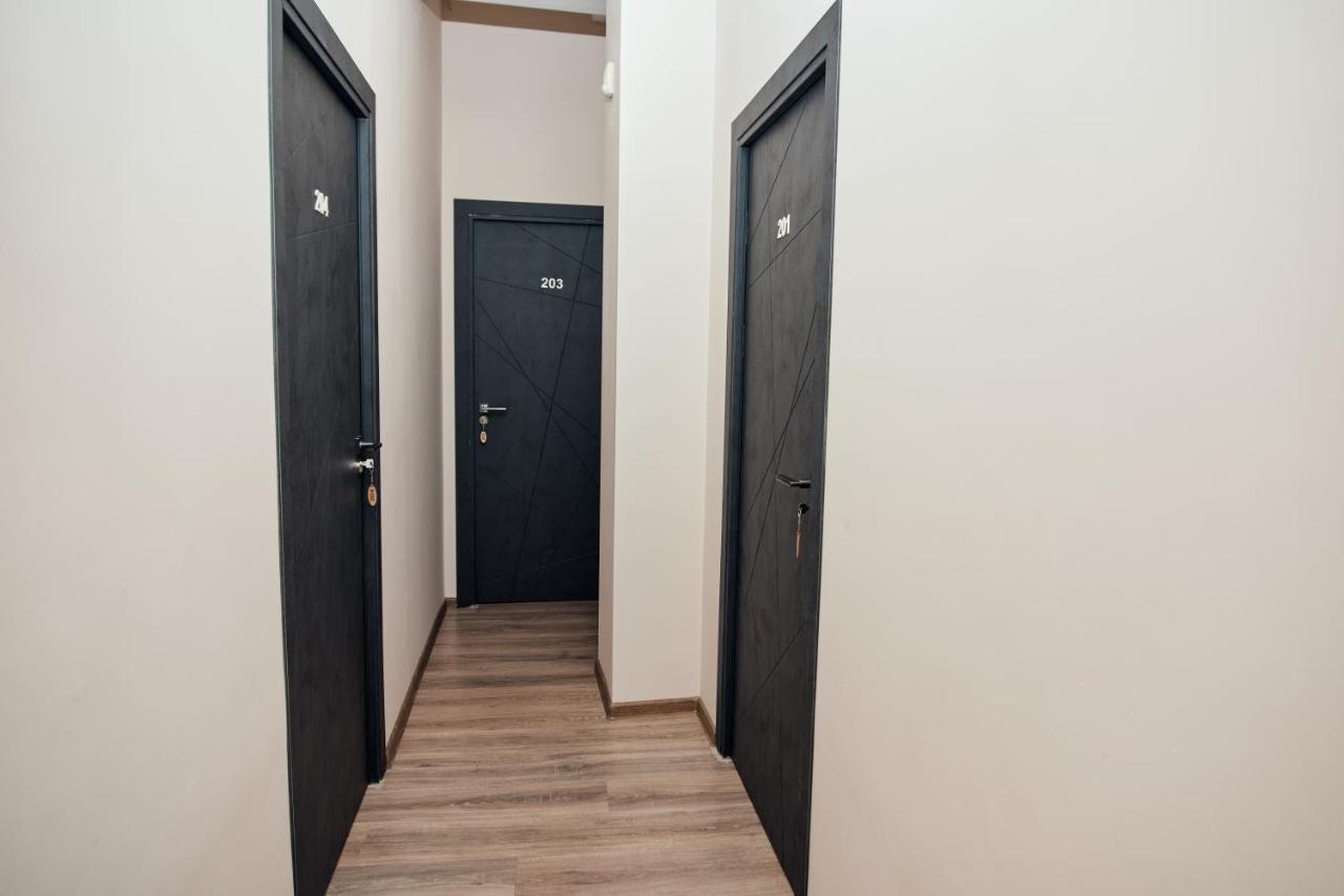 Ro Metro Aparthotel Gjoemri Buitenkant foto